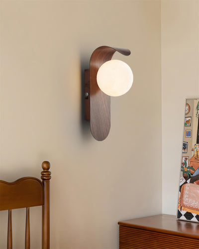 Delira Wandlamp Gebogen Houtlook Glasbol