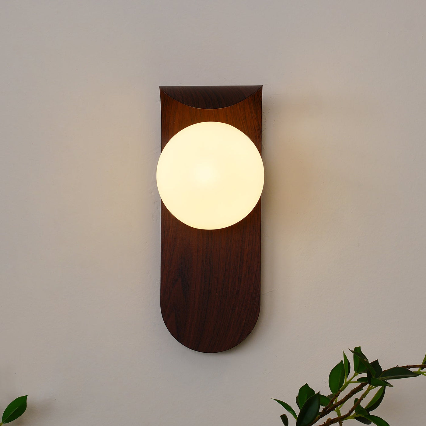 Delira Wandlamp Gebogen Houtlook Glasbol