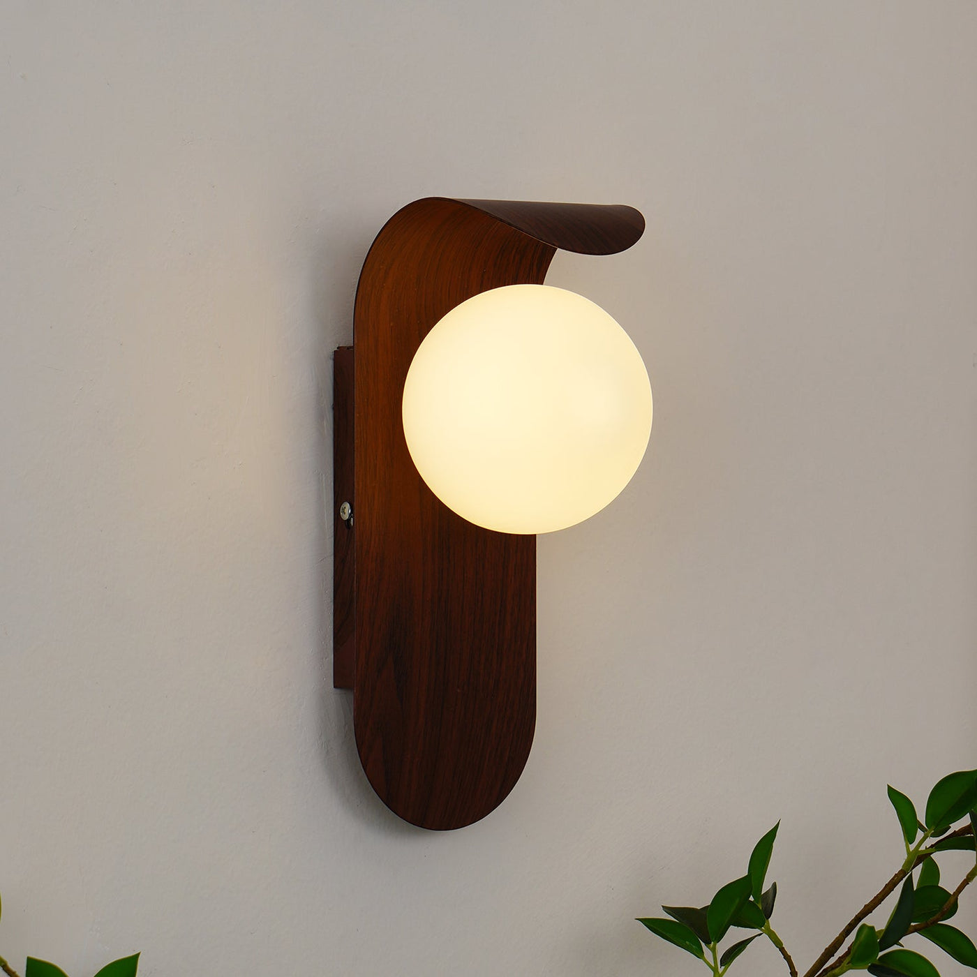 Delira Wandlamp Gebogen Houtlook Glasbol