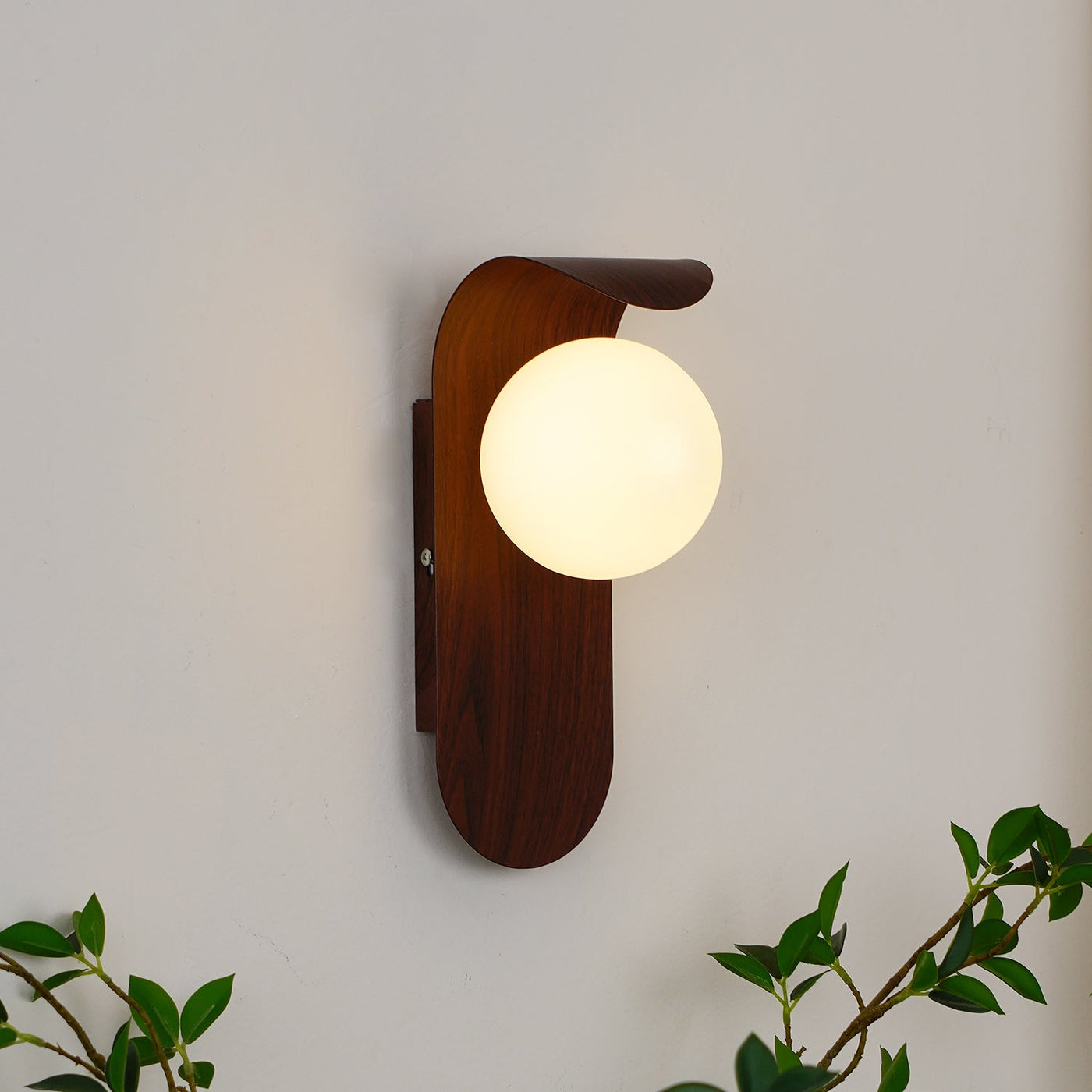 Delira Wandlamp Gebogen Houtlook Glasbol