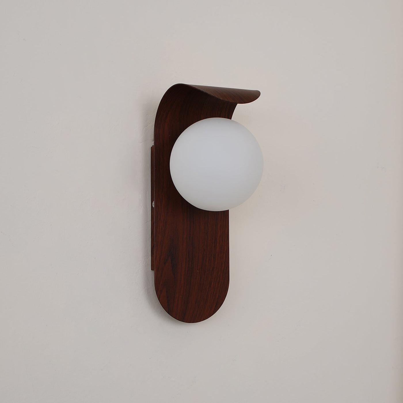 Delira Wandlamp Gebogen Houtlook Glasbol