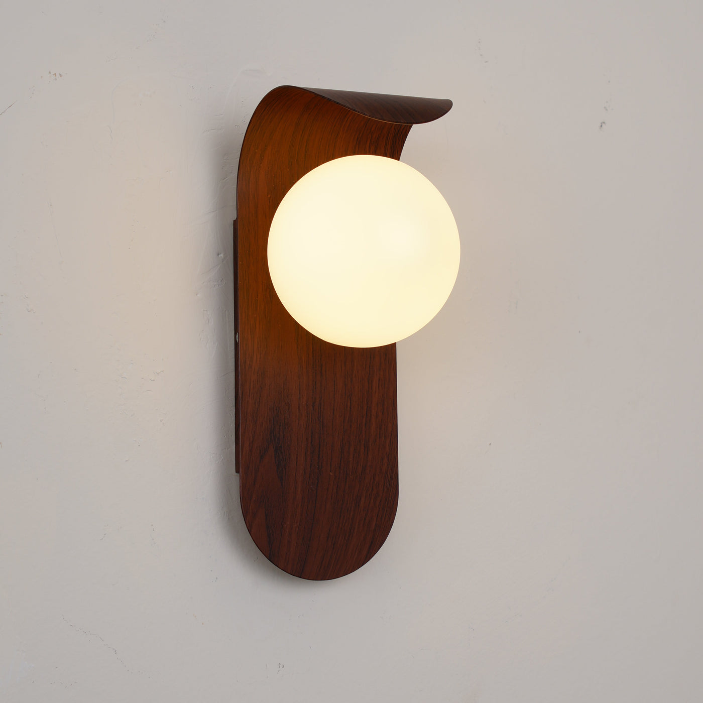 Delira Wandlamp Gebogen Houtlook Glasbol