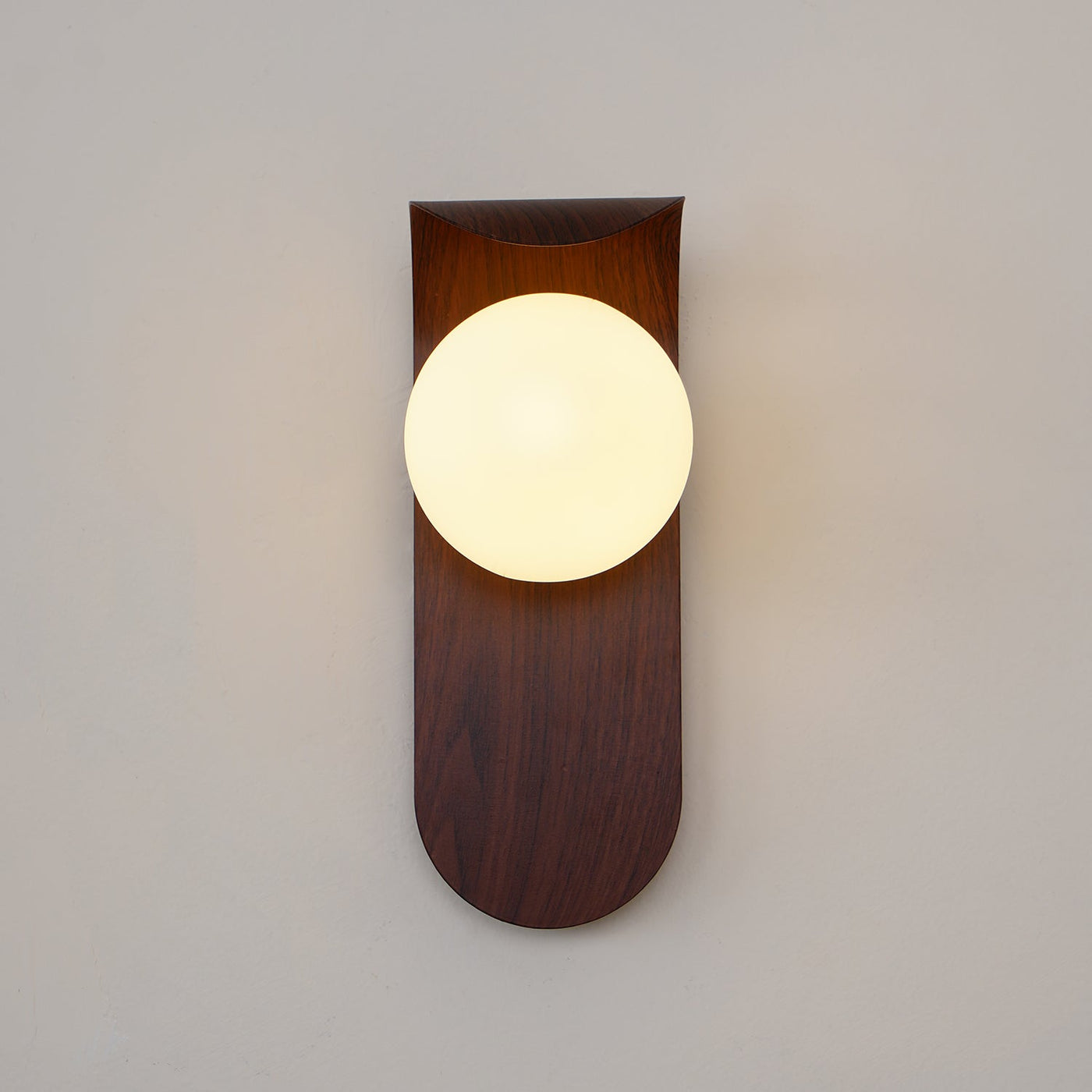 Delira Wandlamp Gebogen Houtlook Glasbol
