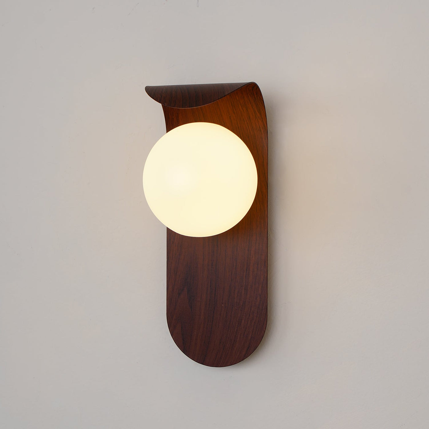 Delira Wandlamp Gebogen Houtlook Glasbol