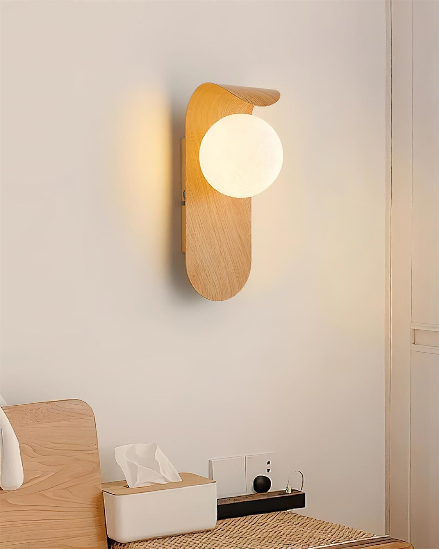 Delira Wandlamp Gebogen Houtlook Glasbol