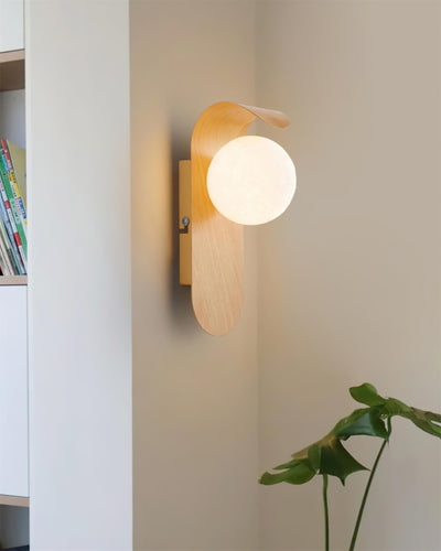 Delira Wandlamp Gebogen Houtlook Glasbol