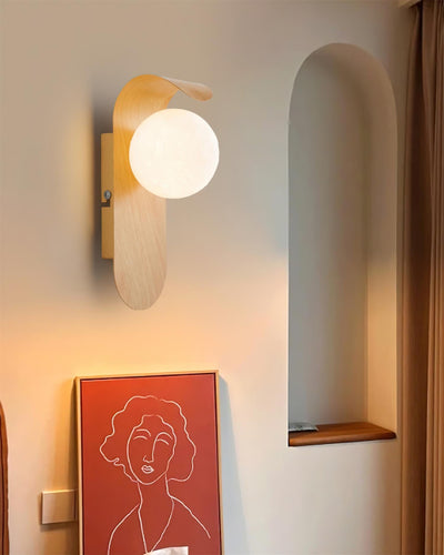 Delira Wandlamp Gebogen Houtlook Glasbol