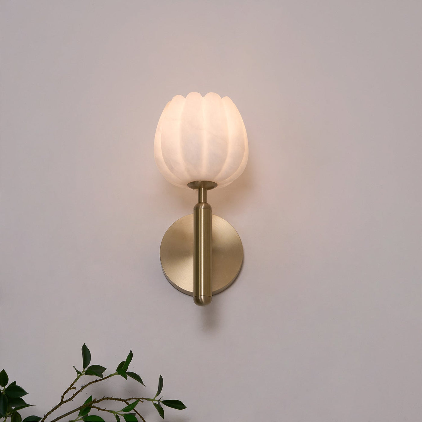 Delira Wandlamp Messing met Albasten Bloemen